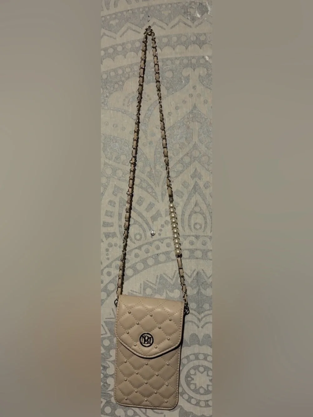 Studio Badgley Mischka Cream Quilted Pearl Crossbody Phone Case Bag